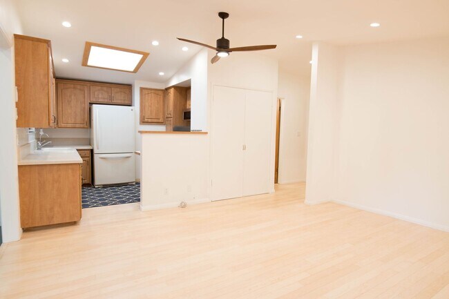 Building Photo - 3 Bedroom 2 Bathroom Home in Mission Canyon