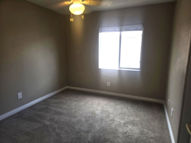 Building Photo - NEWLY REMODELED TOWN HOME IN HENDERSON AWA...
