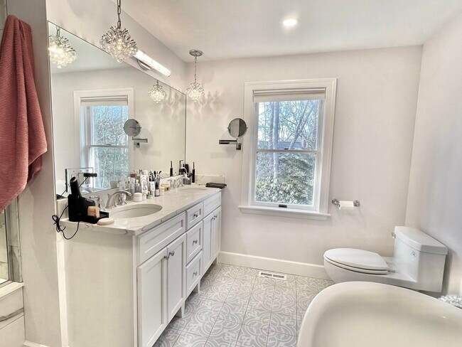 Building Photo - 124 Pilgrim Rd