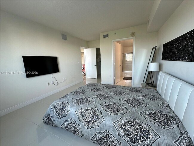 Building Photo - 1861 NW S River Dr