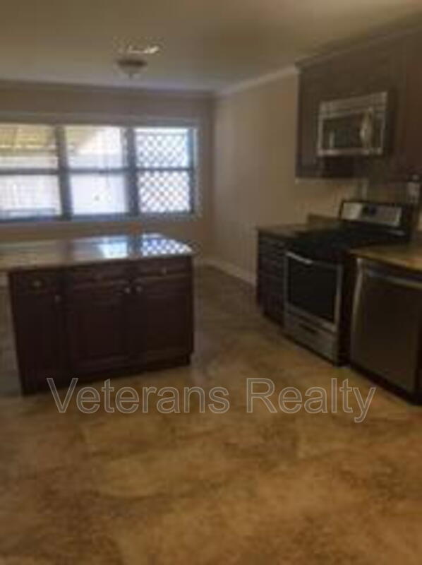 Building Photo - 2135 Baywood Dr