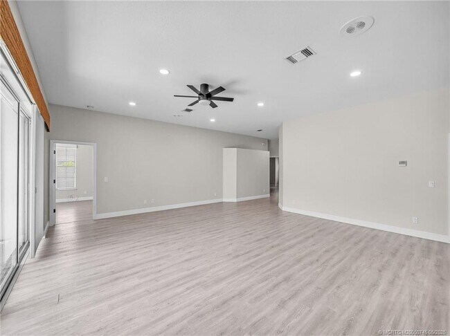 Building Photo - 701 SE Michaels Ct