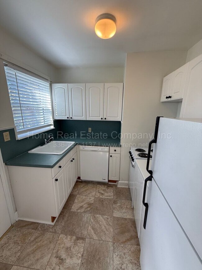 Building Photo - 806 N Avalon Rd