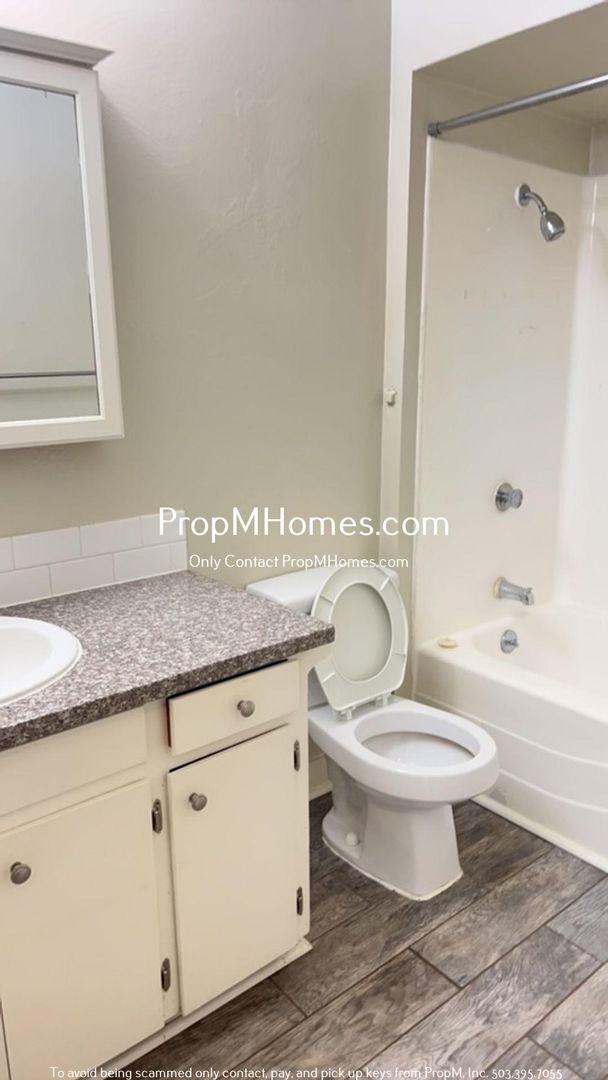 Building Photo - Updated Two Bedroom Unit in Salem!