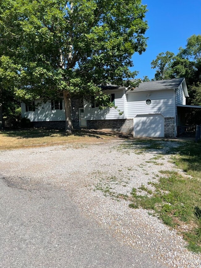 Building Photo - Available December 21st! SPACIOUS & PET FR...