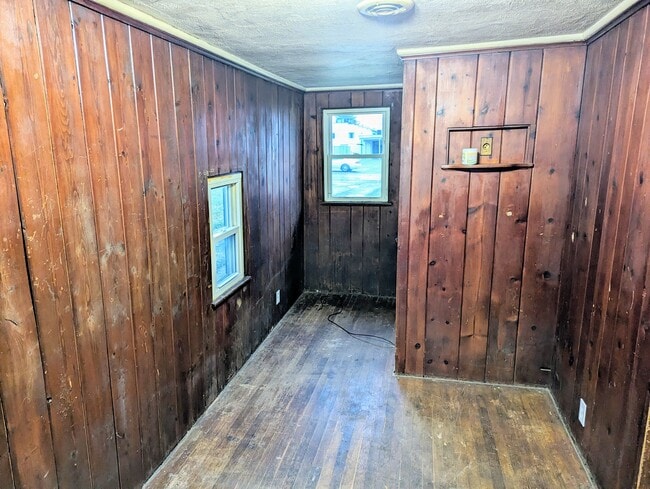 Building Photo - 15 W 10th St