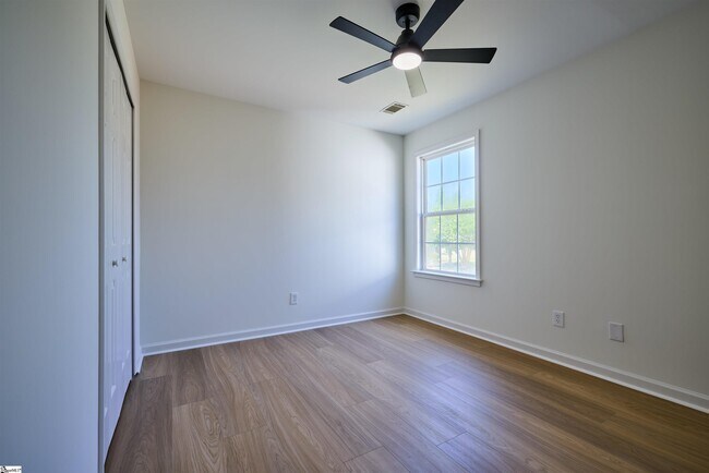 Building Photo - 307 Woodruff Lake Way