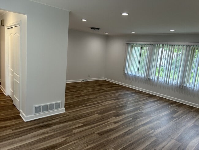 Building Photo - 105 N Phelps Ave