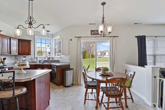 Building Photo - 20 E Darby Cir