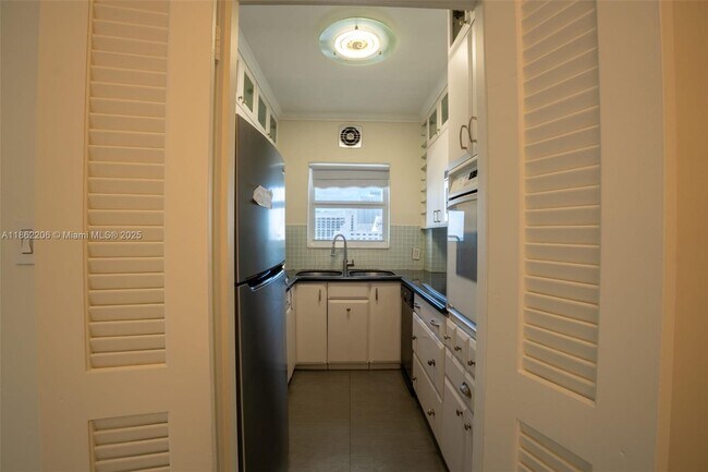 Building Photo - 4747 Collins Ave