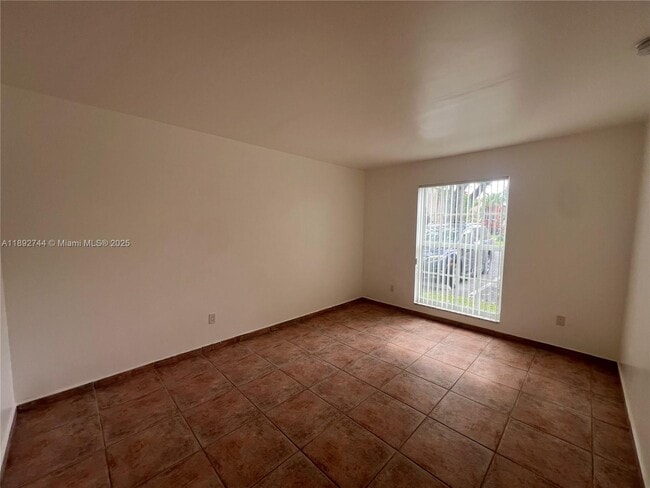 Building Photo - 10756 N Kendall Dr