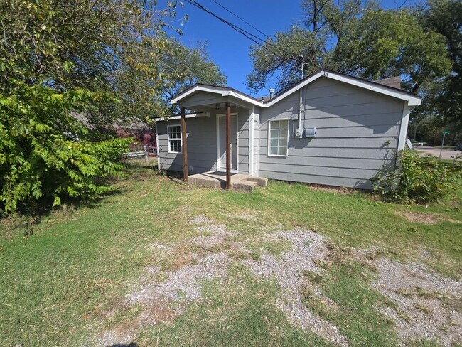 Building Photo - Cozy 2-Bedroom Home with Large Yard & Stor...