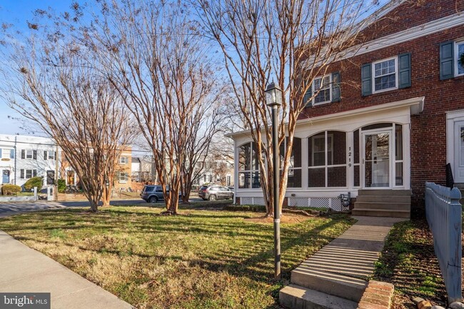 Building Photo - Gorgeous, Sun-lit,Townhouse in Alexandria