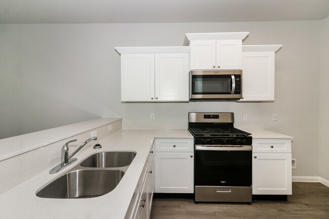 Building Photo - 5802 Santa Bernadetta