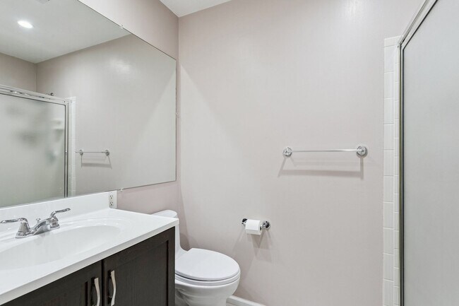 Building Photo - Beautiful 2 Bedroom