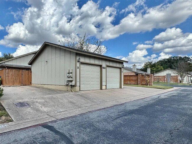 Building Photo - 1423 W Braker Ln