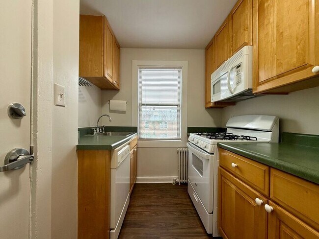 Building Photo - 1400 Kenmore Ave