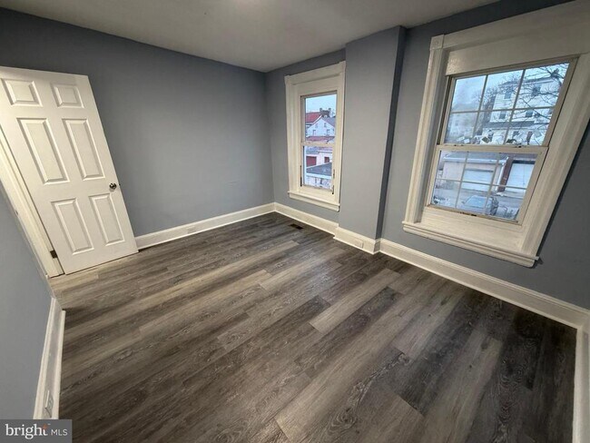 Building Photo - 363 E Airy St