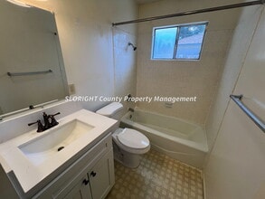 Building Photo - 1 bed / 1 Bath Single-Level Apartment in A...