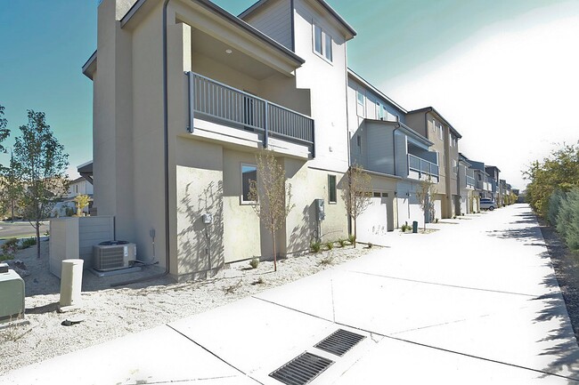 Building Photo - One of a Kind-3 Bedroom and 3 Bathroom Luxury Townhouse in Harris Ranch.
