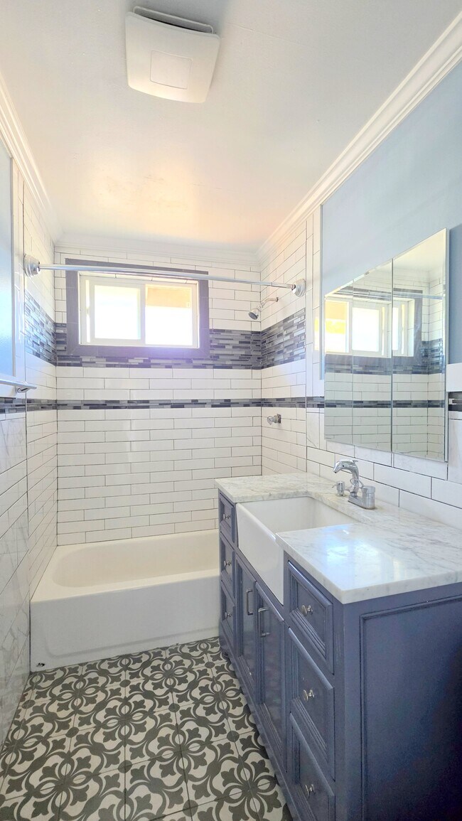 Building Photo - 124 N 12th Ave