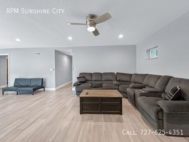 Building Photo - 3033 Pineview Dr