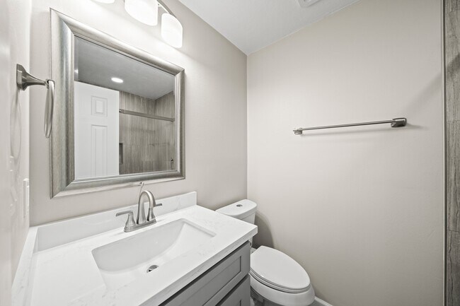 Building Photo - 2201 Fountain View Dr