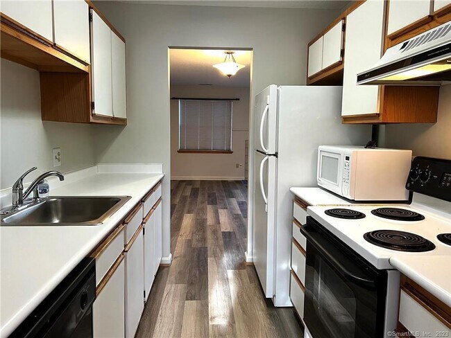 Building Photo - 408 Water Course Row