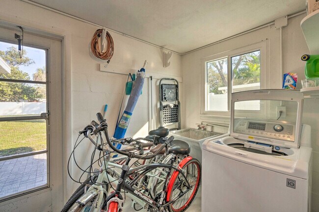 Building Photo - 1017 Pineland Ave