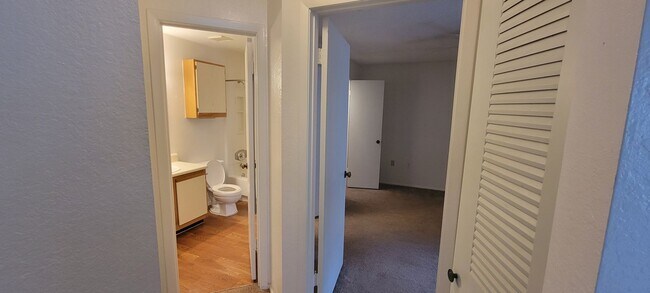Building Photo - Large one bedroom condo