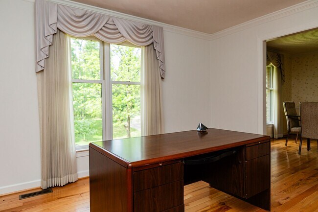 Building Photo - New Listing!