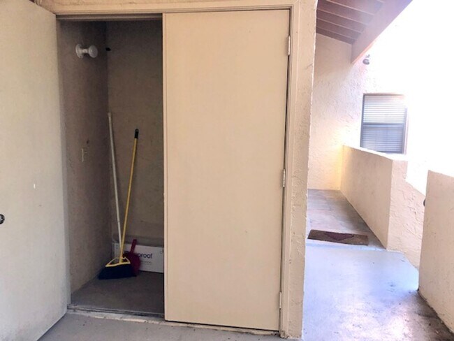 Building Photo - Available for move in February 2026!! Nice corner 2bed/2bath condo on 2nd floor with a spacious b...