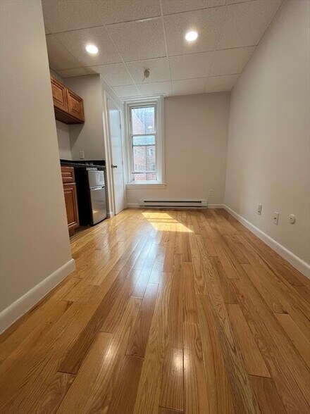 Building Photo - 304 Newbury St
