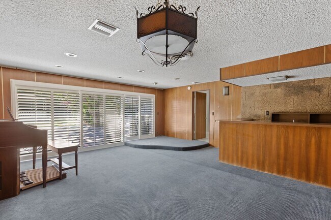 Building Photo - Welcome to this Beautiful Ranch-Style Home...