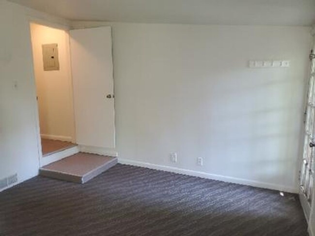 Building Photo - STUDENTS WELCOME! 4 Bed 2 Bath House 1 Blo...