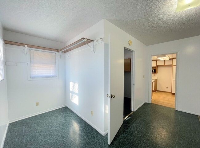 Building Photo - 2 bedroom home in South Hutchinson