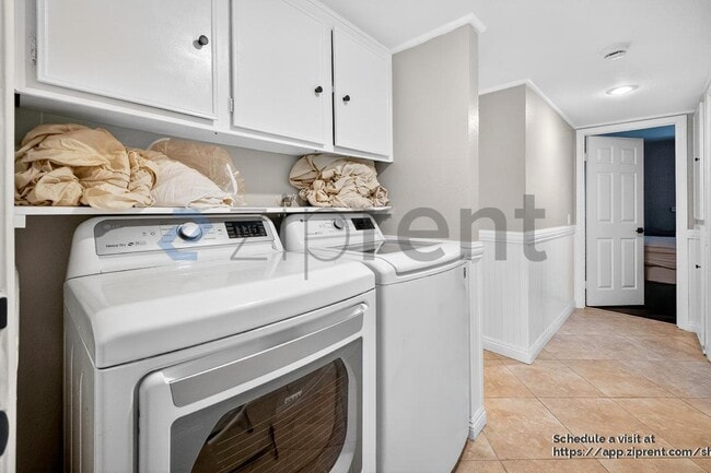 Building Photo - 353 S Heatherstone St