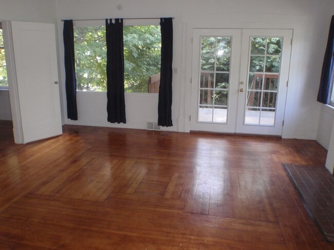 Building Photo - Two story, 7 Bedroom 2 Bath House on South Hill!