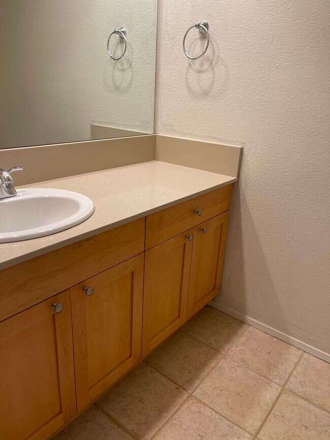 Building Photo - Spacious 2br with additional room in The M...