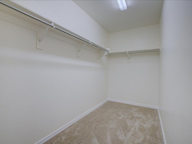 Building Photo - 3 Bedroom 2.5 Bathroom