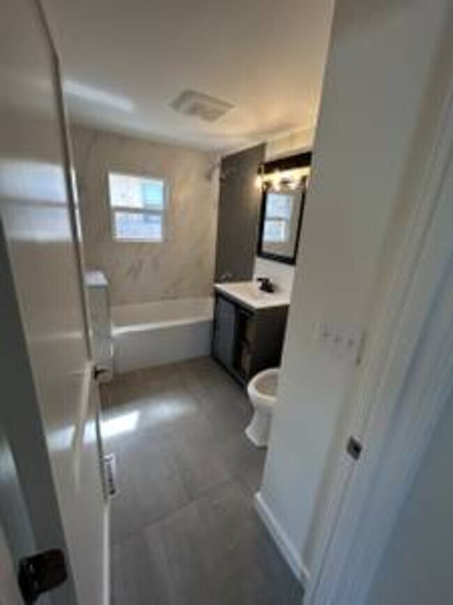 Building Photo - Roxbury