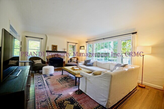Building Photo - 3-Bedroom, 3-Bath Home with Expansive View...