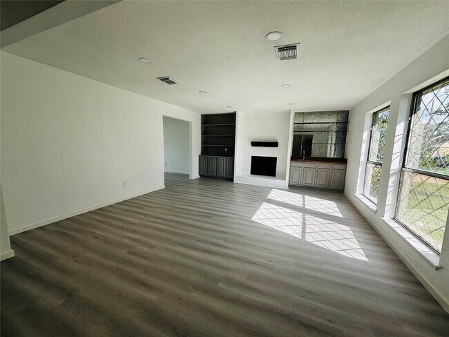 Building Photo - 16246 Los Altos Dr