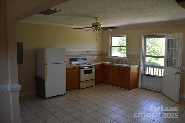 Building Photo - 2166 Old Mountain Rd