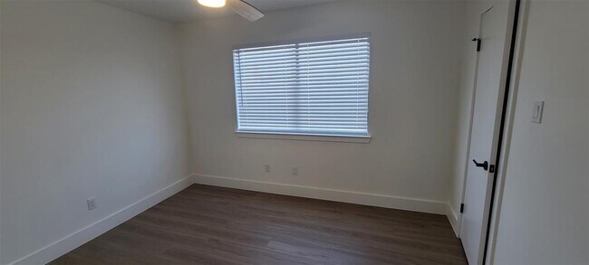 Building Photo - 1723 Lakeway Blvd