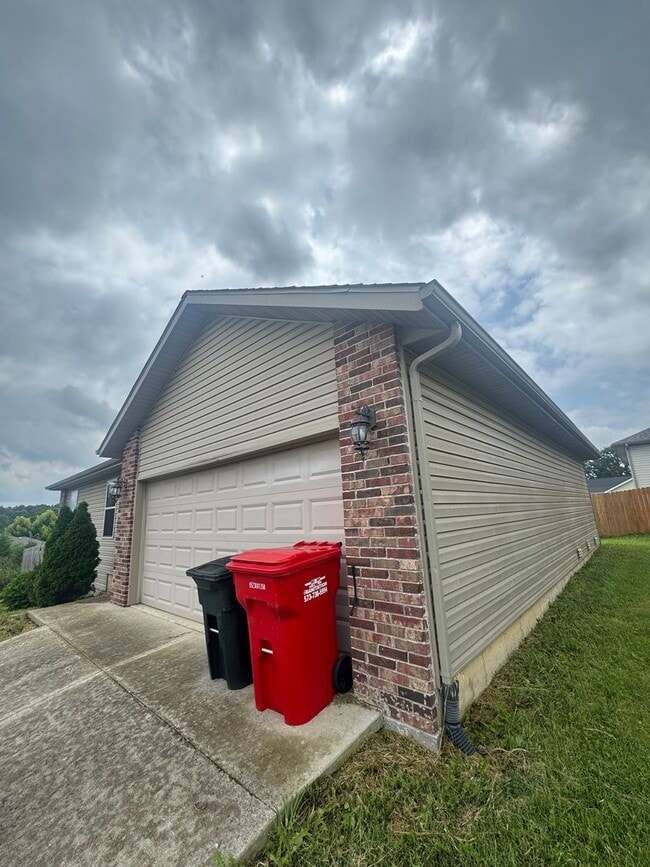 Building Photo - 3 Bed 2 Bath home Close to Fort Leonardwood