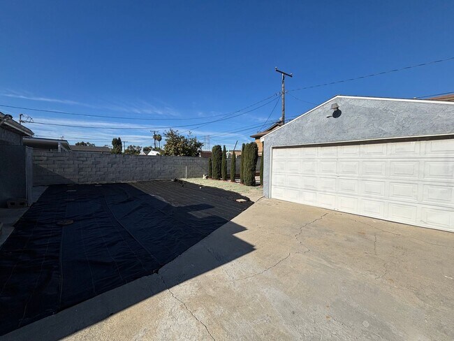 Building Photo - Affordable 3 bedroom home available now in Bellflower