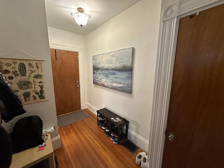 foyer - 69 Calumet St