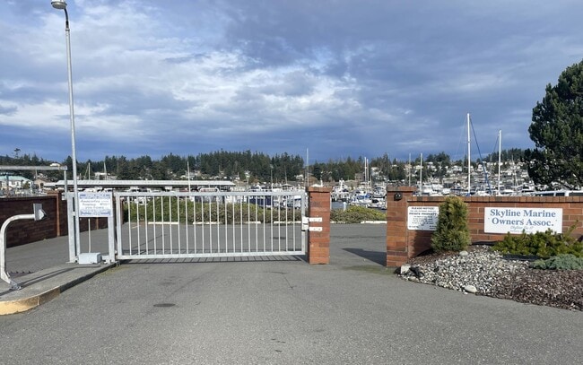 Building Photo - 2304 Skyline Way