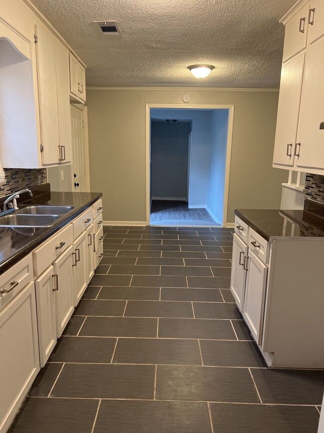 Building Photo - Charming 4 Bdrm, 3 Bath Home | U of M Area | Open To Section 8